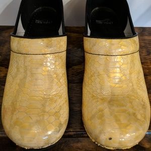 Faux yellow snake skin patent Danskos sz 41